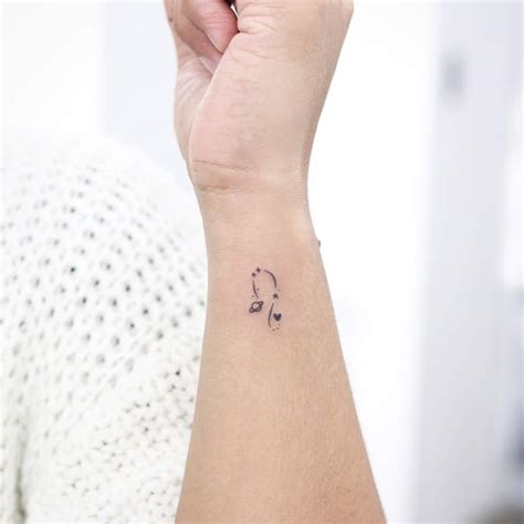 tatuajes pequeos mujer originales|Tatuajes pequeños de mujer – 106 diseños,。